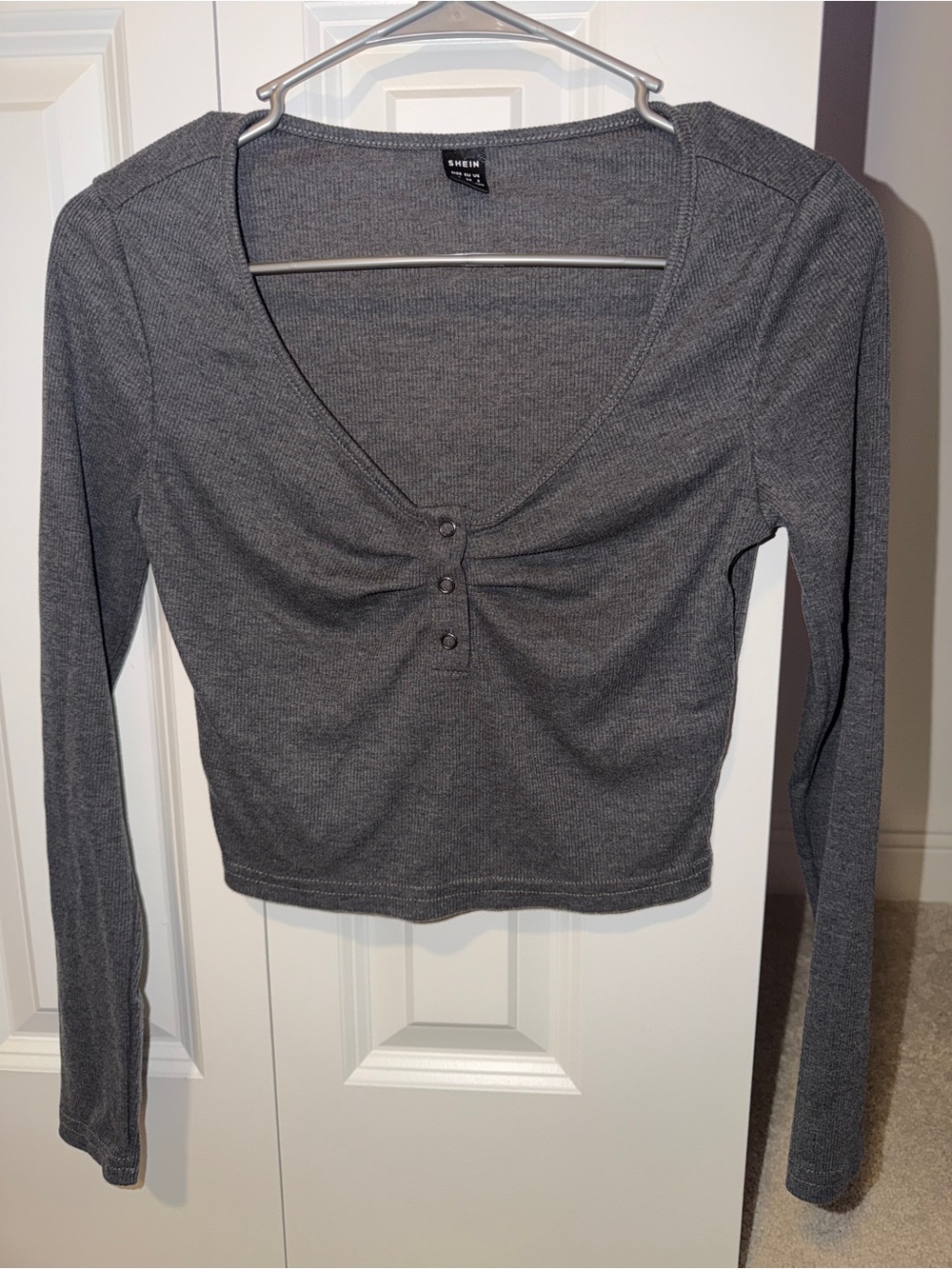 SHEIN Charcoal Gray Long-Sleeve Ribbed Henley Crop Top